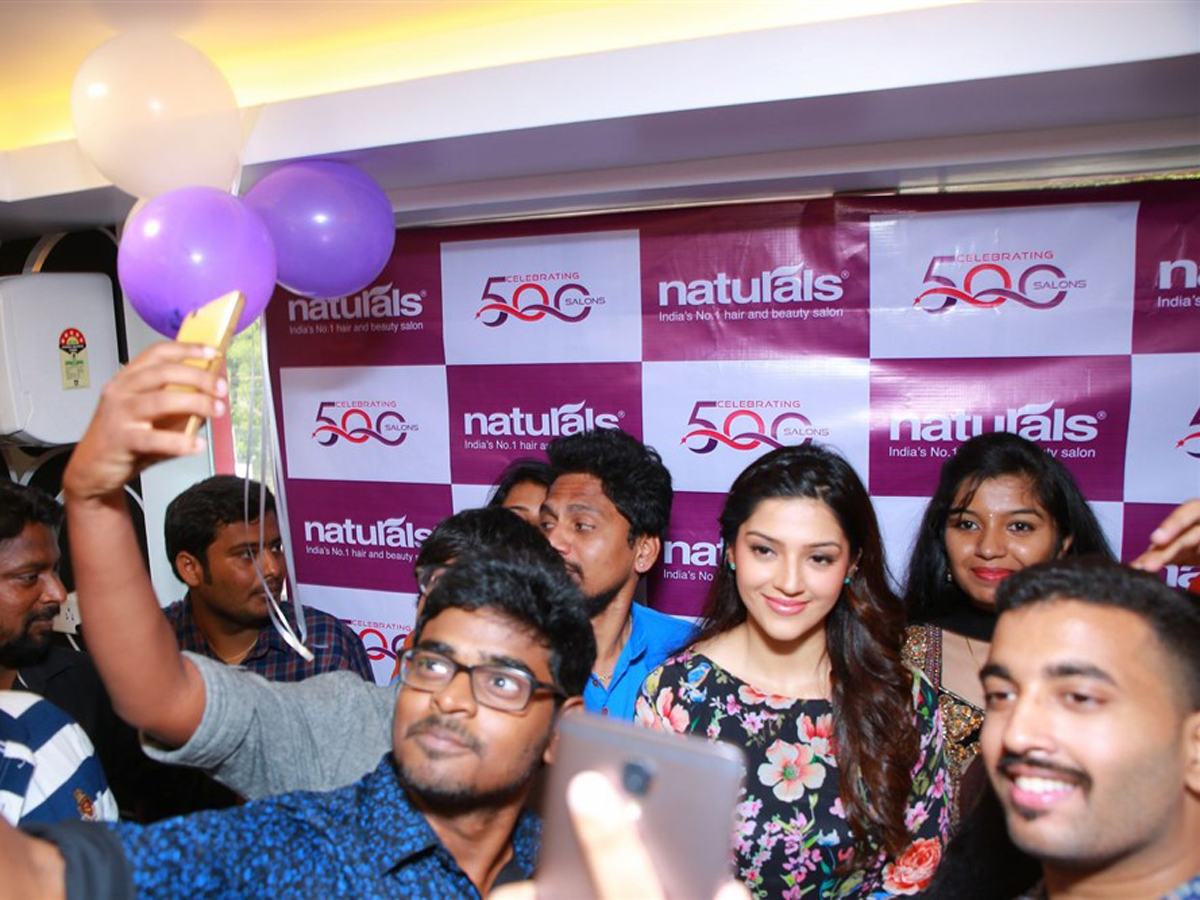 Tollywood Actress Mehreen Pirzada Inaugurates Naturals Beauty Salon at Sanath Nagar Hyderabad - Sakshi10