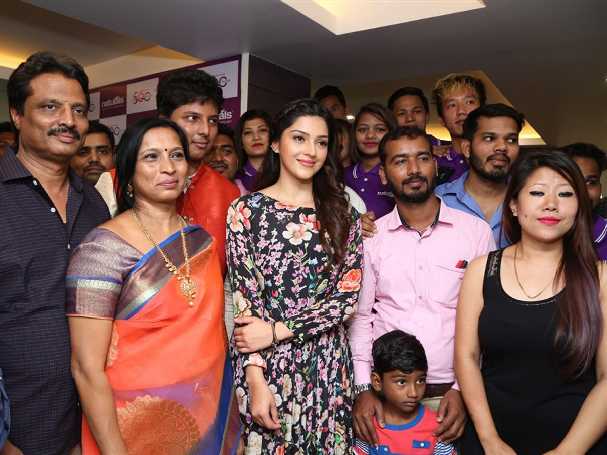 Tollywood Actress Mehreen Pirzada Inaugurates Naturals Beauty Salon at Sanath Nagar Hyderabad - Sakshi3
