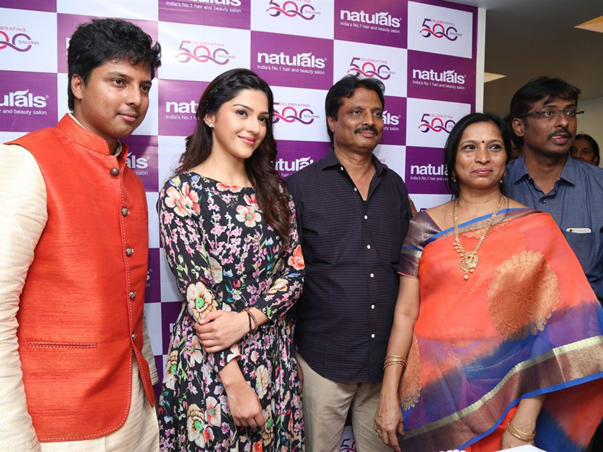 Tollywood Actress Mehreen Pirzada Inaugurates Naturals Beauty Salon at Sanath Nagar Hyderabad - Sakshi1
