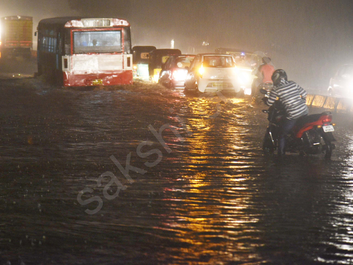 heavy rain lashes Hyderabad 10