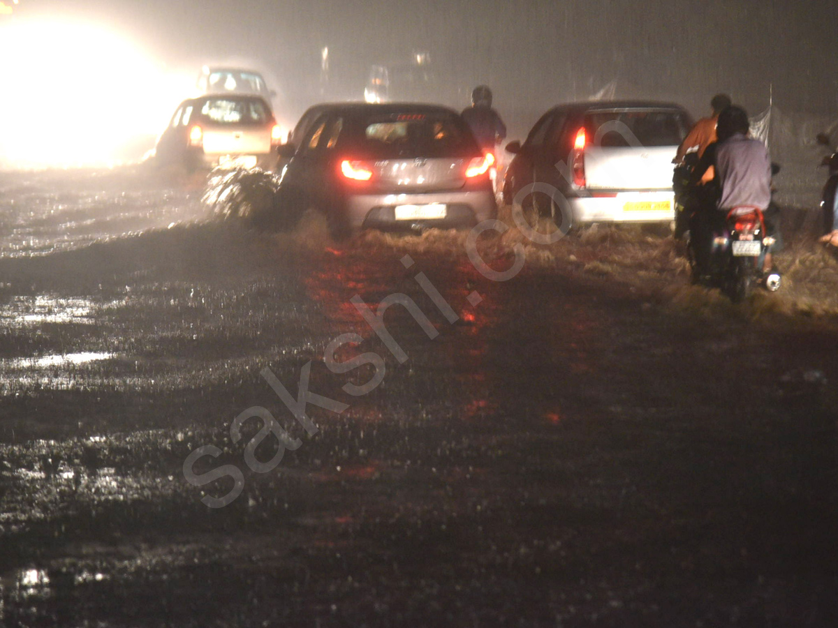 heavy rain lashes Hyderabad 11