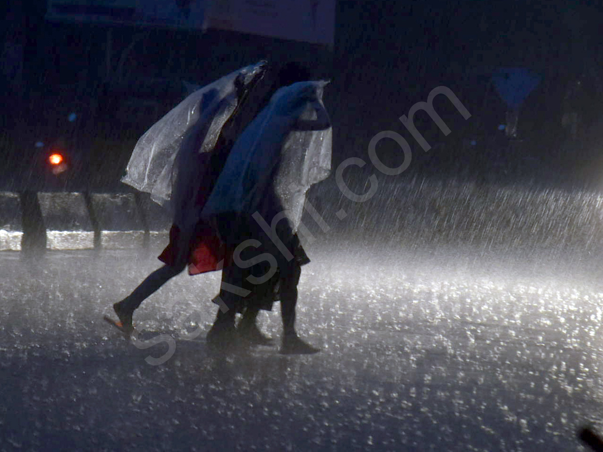 heavy rain lashes Hyderabad 12