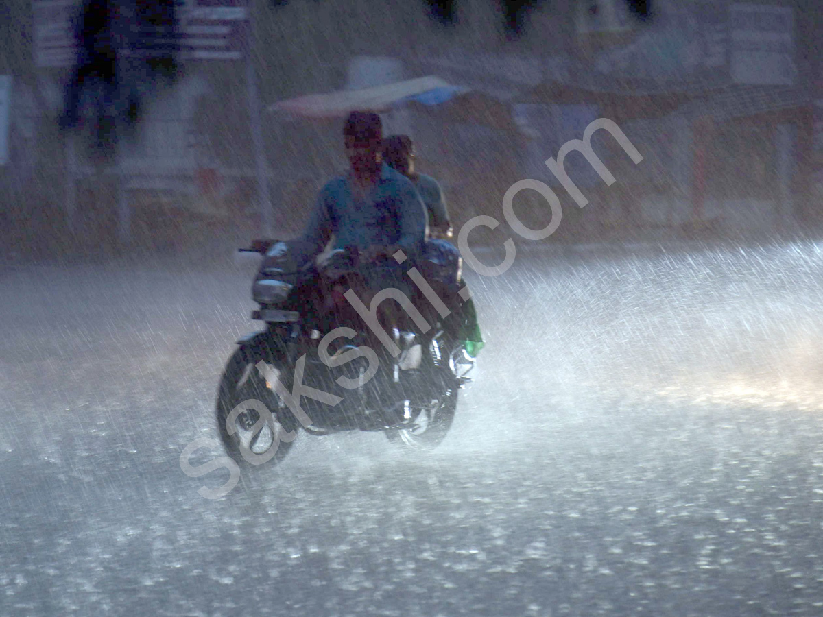 heavy rain lashes Hyderabad 13
