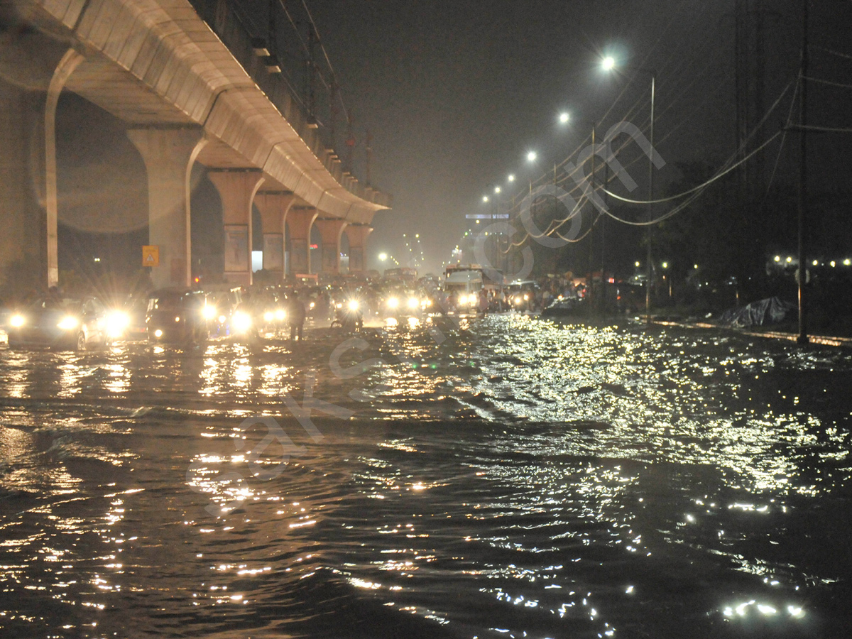 heavy rain lashes Hyderabad 8