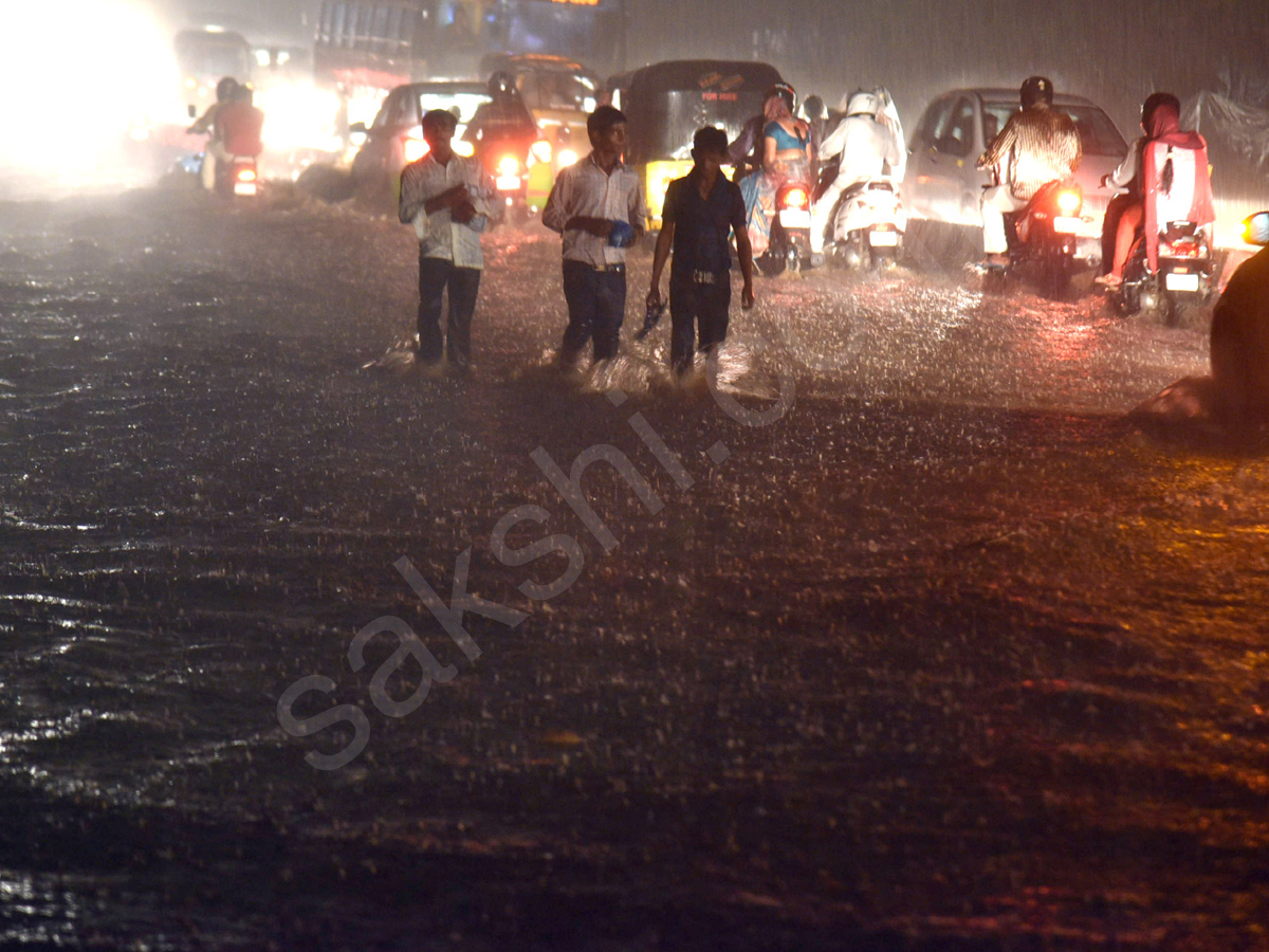 heavy rain lashes Hyderabad 9