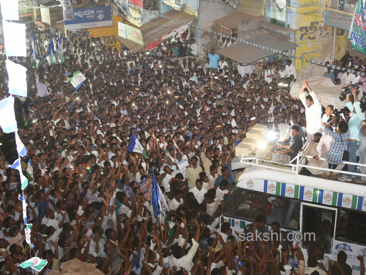 Ys Jagan PrajaSankalpaYatra Ends in Duvvur - Sakshi6