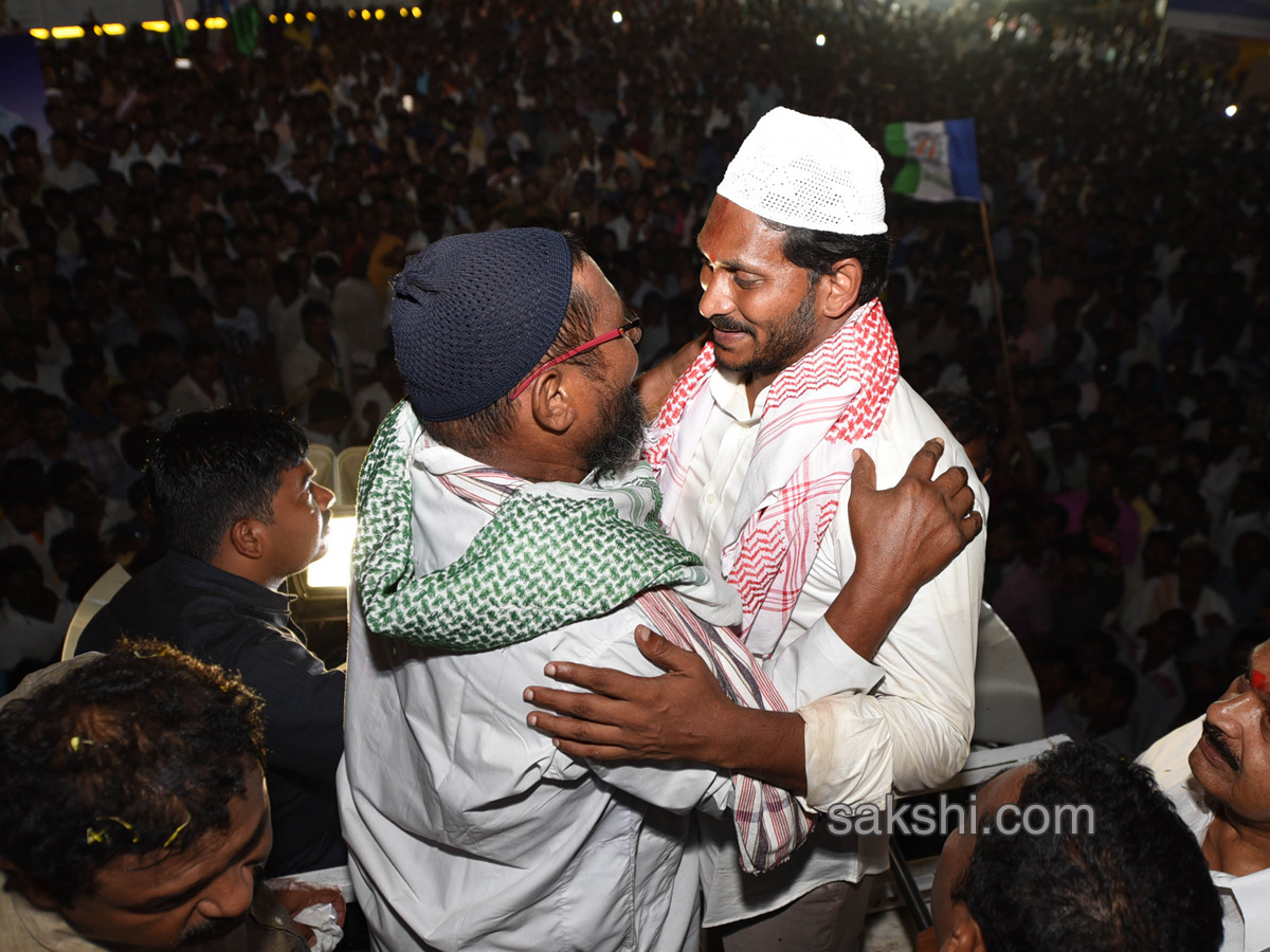 Ys Jagan PrajaSankalpaYatra Ends in Duvvur - Sakshi8