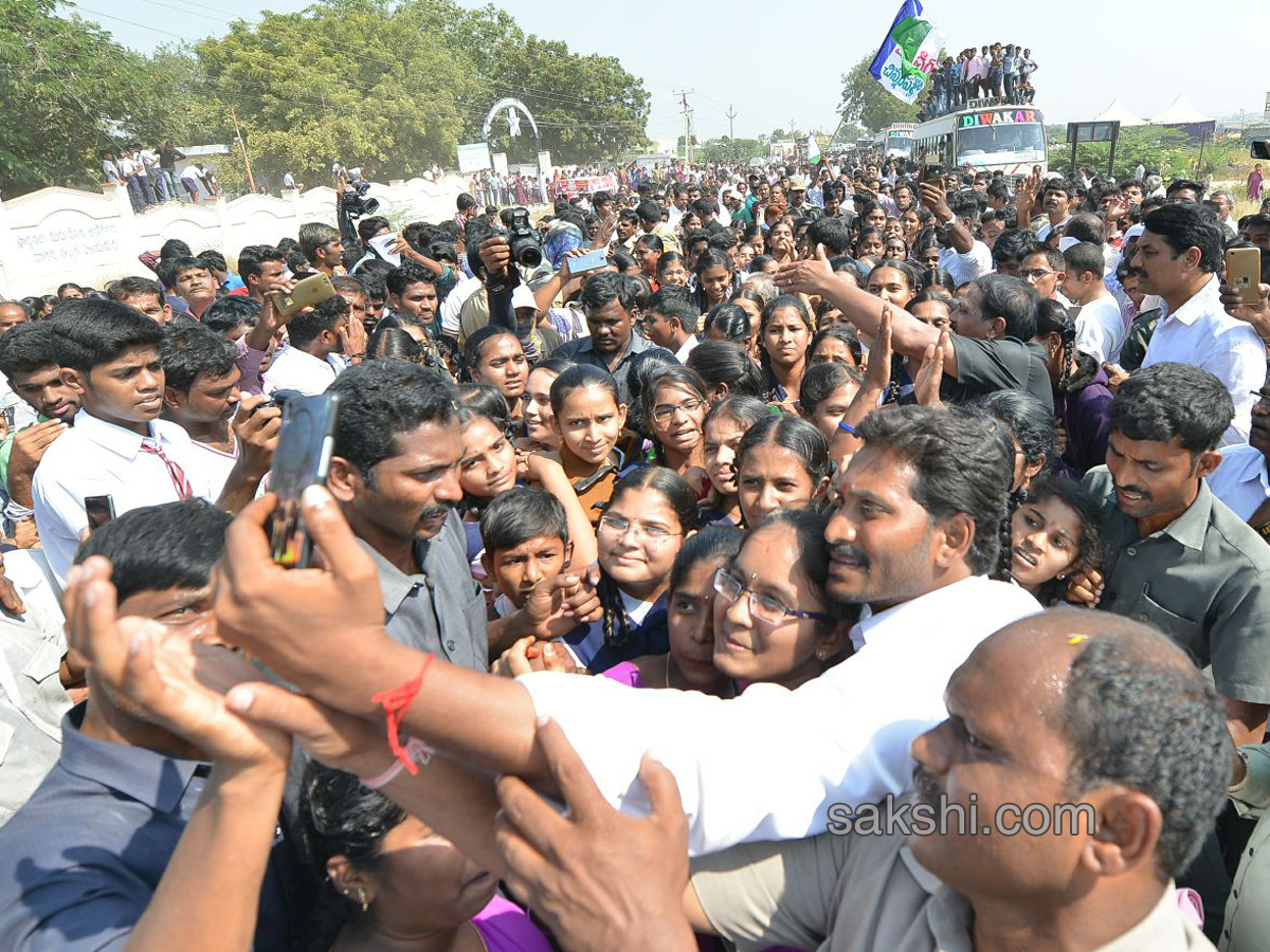33rd day praja sankalpa yatra completed - Sakshi15