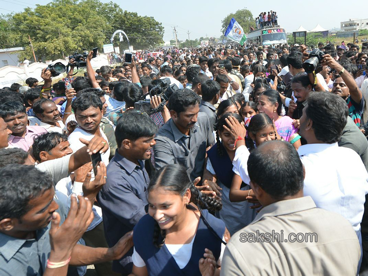33rd day praja sankalpa yatra completed - Sakshi17