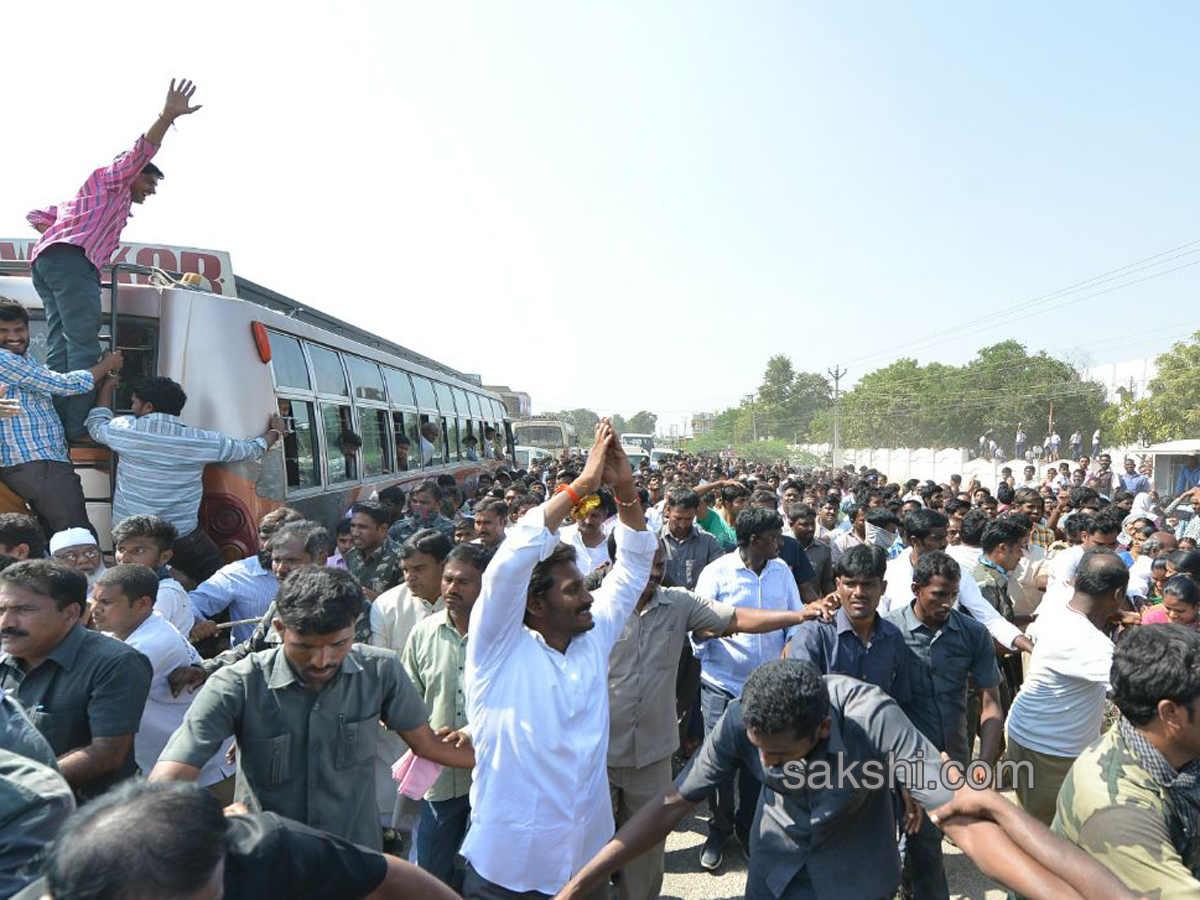 33rd day praja sankalpa yatra completed - Sakshi18