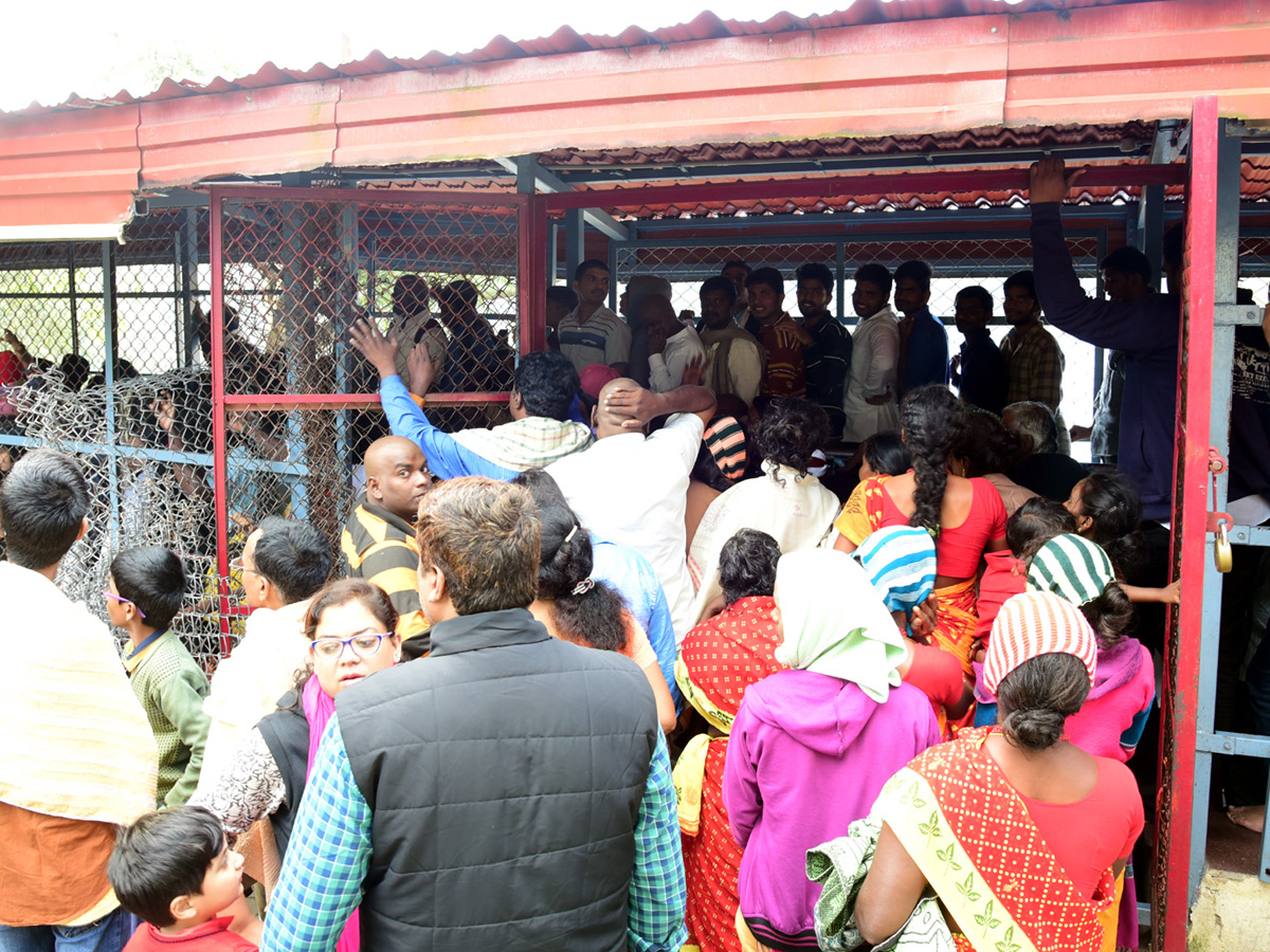 Heavy rush at Tirumala - Sakshi2