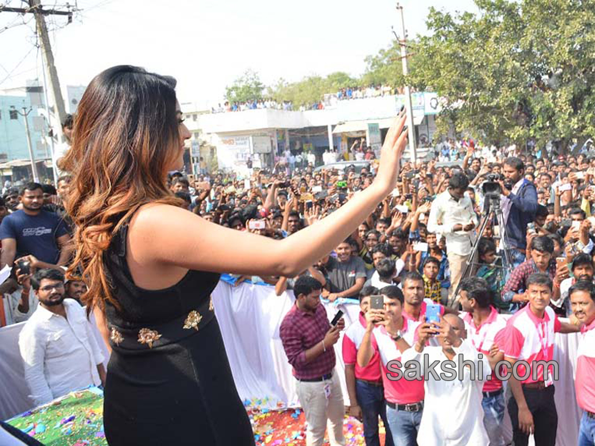 Anu Emmanuel launches B New Mobile store at Kurnool - Sakshi2