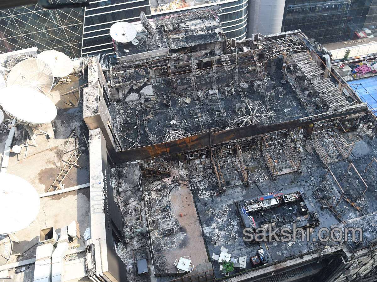 massive fire mumbai kamala mills building - Sakshi14