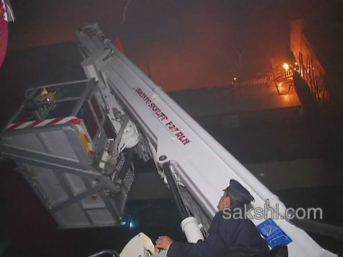 massive fire mumbai kamala mills building - Sakshi4