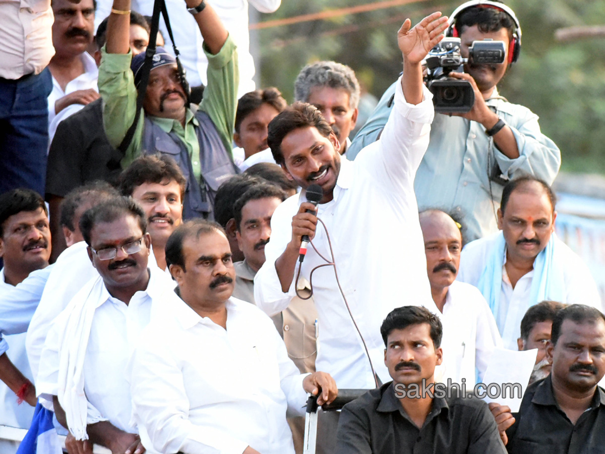 ys jagan 26th day prajasankalpayatra ends - Sakshi13