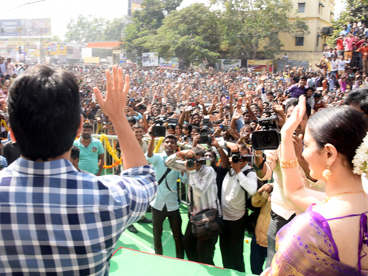 Naga Chaitanya And Tamanna Grand Entry In Guntur - Sakshi9