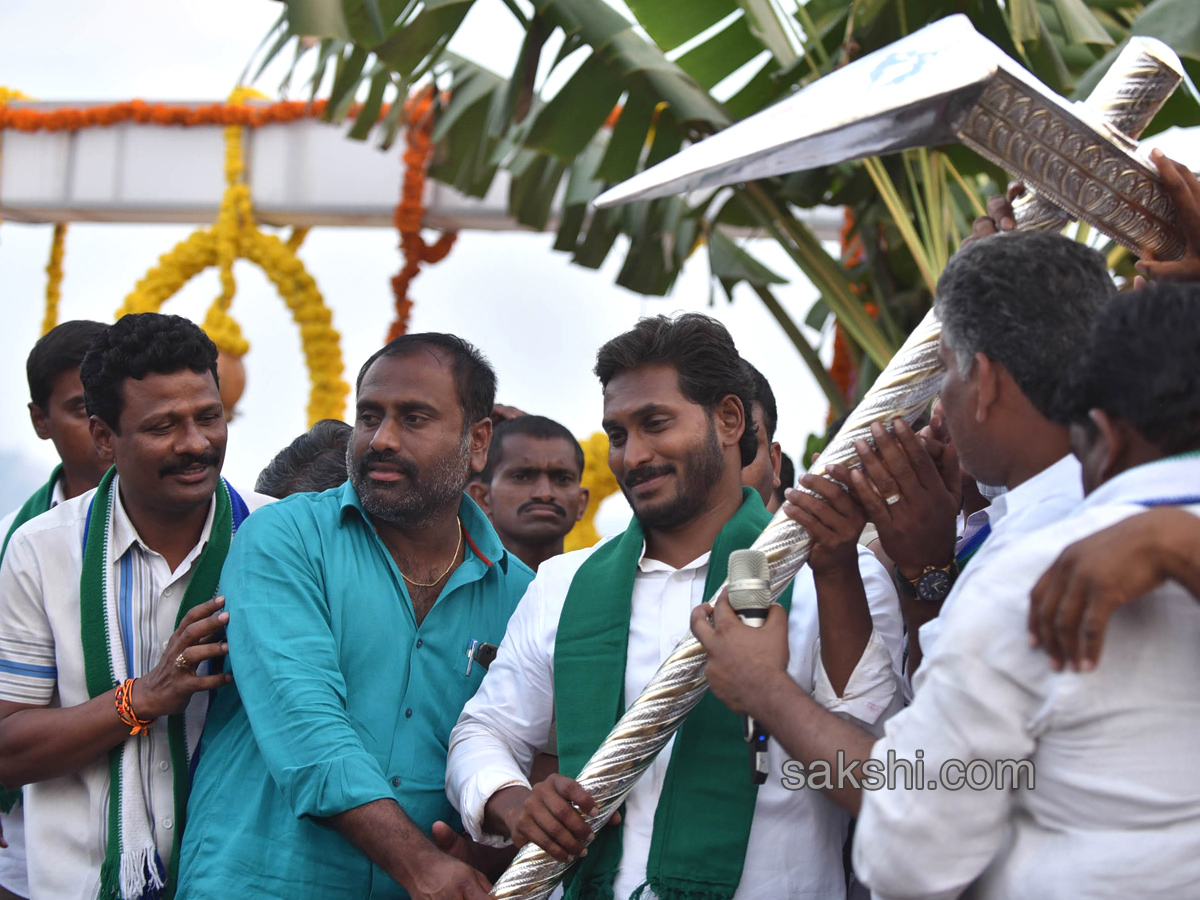 YS Jagan Mohan Reddy PrajaSankalpaYatra - Sakshi1