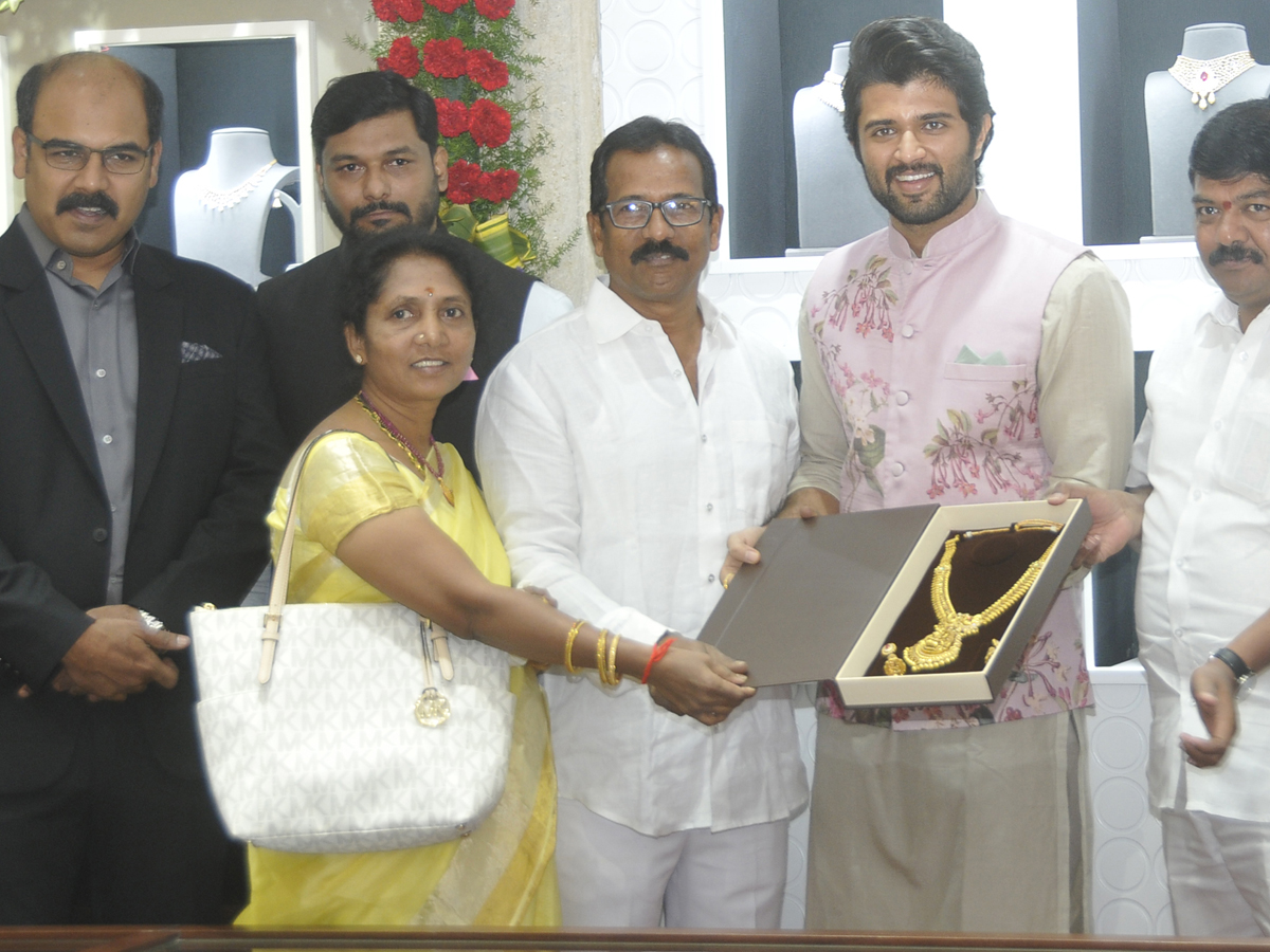 Vijay Devarakonda Opening Malabar Gold &diamonds at Hanmakonda - Sakshi10