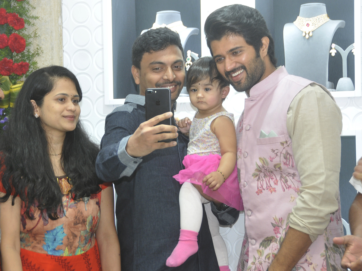 Vijay Devarakonda Opening Malabar Gold &diamonds at Hanmakonda - Sakshi11