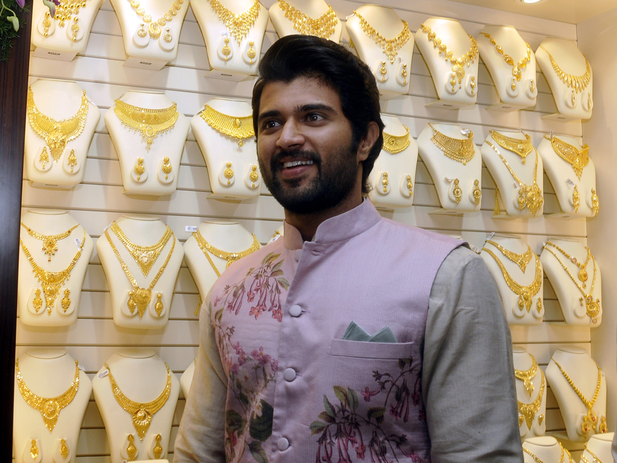 Vijay Devarakonda Opening Malabar Gold &diamonds at Hanmakonda - Sakshi12