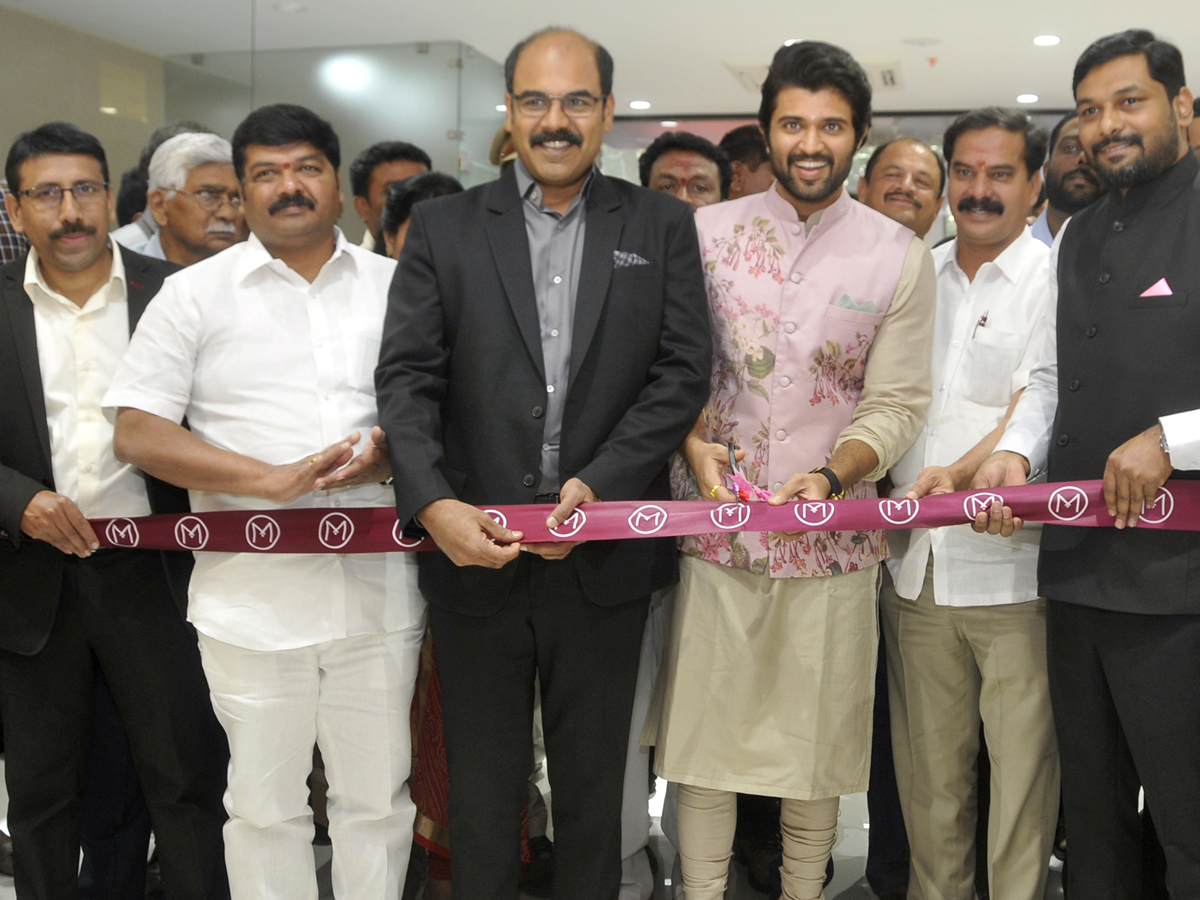 Vijay Devarakonda Opening Malabar Gold &diamonds at Hanmakonda - Sakshi2