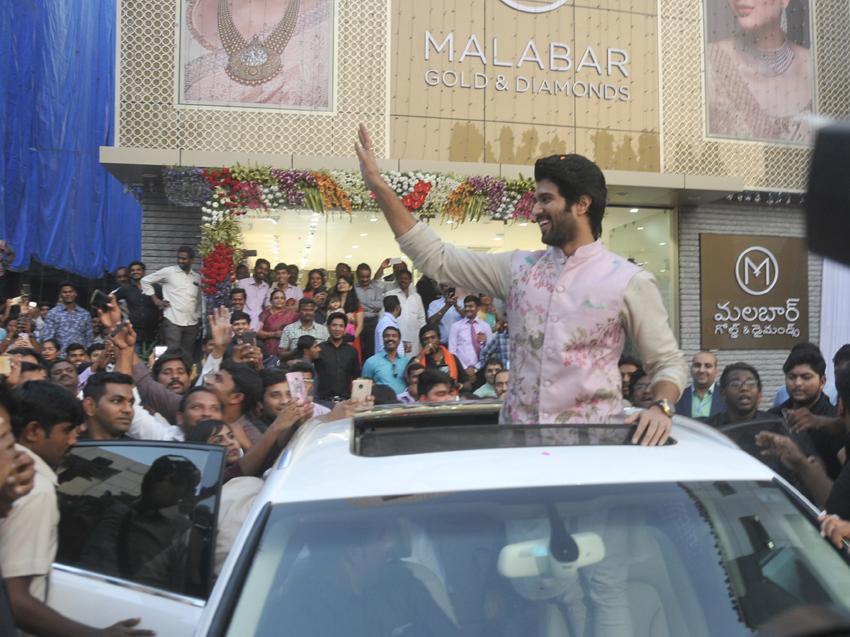 Vijay Devarakonda Opening Malabar Gold &diamonds at Hanmakonda - Sakshi1