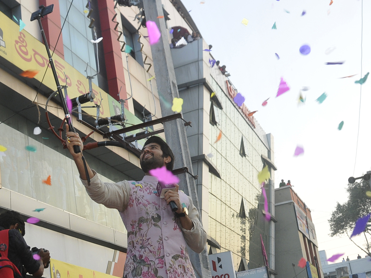 Vijay Devarakonda Opening Malabar Gold &diamonds at Hanmakonda - Sakshi5