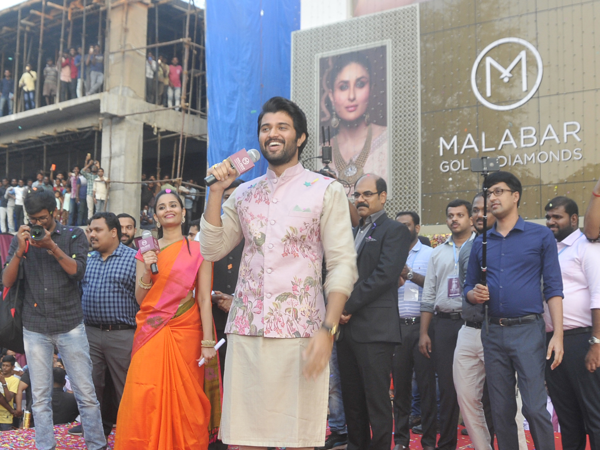 Vijay Devarakonda Opening Malabar Gold &diamonds at Hanmakonda - Sakshi6