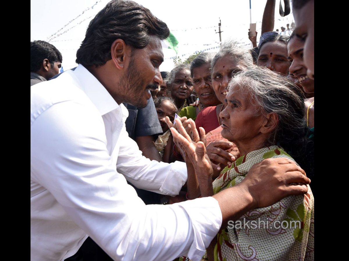YS Jagan Day 52 Of PrajaSankalpaYatra - Sakshi10