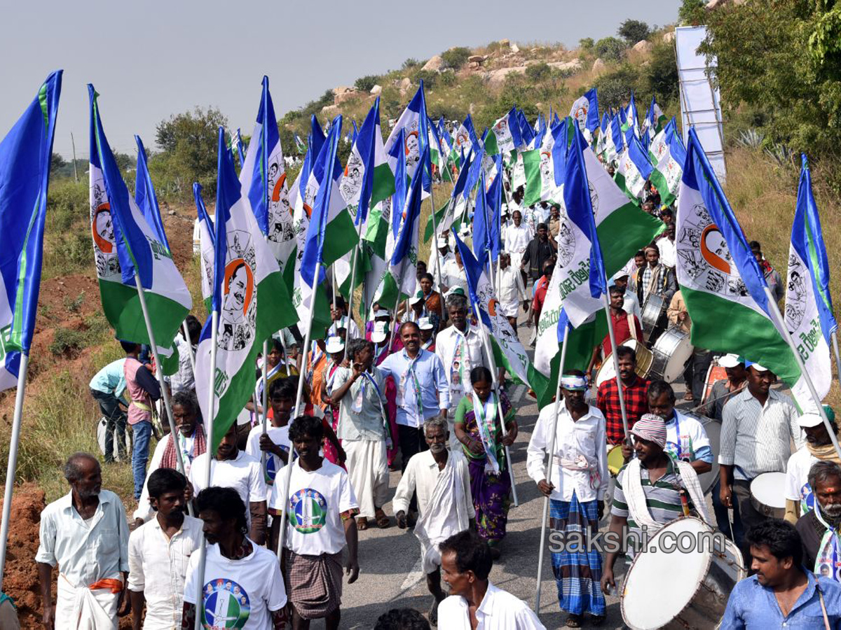 YS Jagan Day 52 Of PrajaSankalpaYatra - Sakshi14
