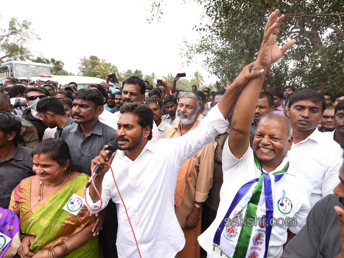 YS Jagan Day 52 Of PrajaSankalpaYatra - Sakshi18