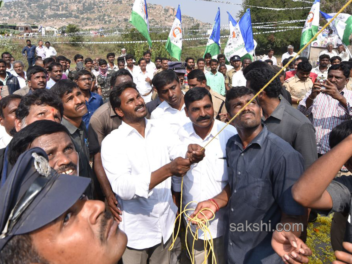 YS Jagan Day 52 Of PrajaSankalpaYatra - Sakshi3