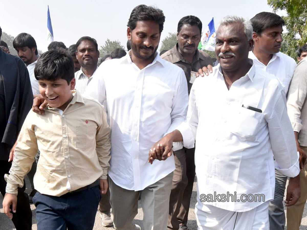 YS Jagan Day 52 Of PrajaSankalpaYatra - Sakshi4