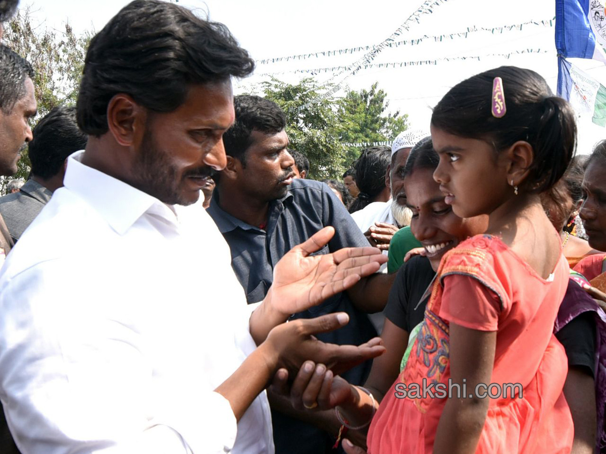YS Jagan Day 52 Of PrajaSankalpaYatra - Sakshi5