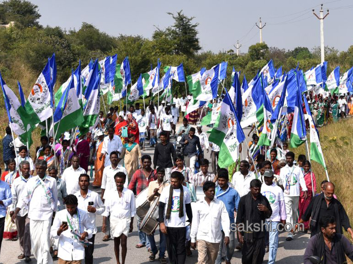 YS Jagan Day 52 Of PrajaSankalpaYatra - Sakshi6