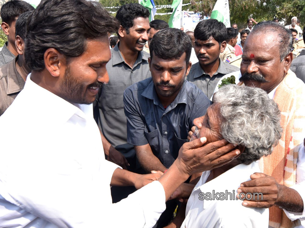 YS Jagan Day 52 Of PrajaSankalpaYatra - Sakshi8