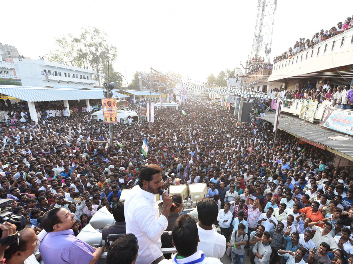 ys jagan 56th day prajasankalpayatra - Sakshi1