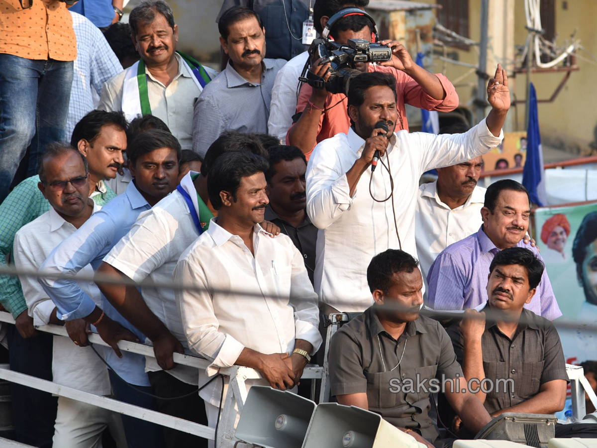ys jagan 56th day prajasankalpayatra - Sakshi5