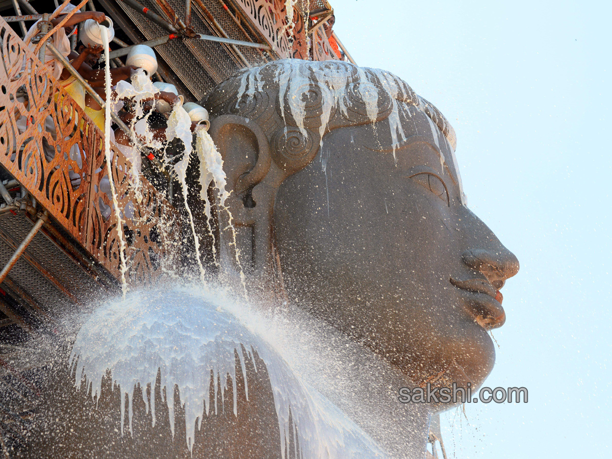 Mahamastakabhisheka of Lord Bahubali at Shravanabelagola - Sakshi3