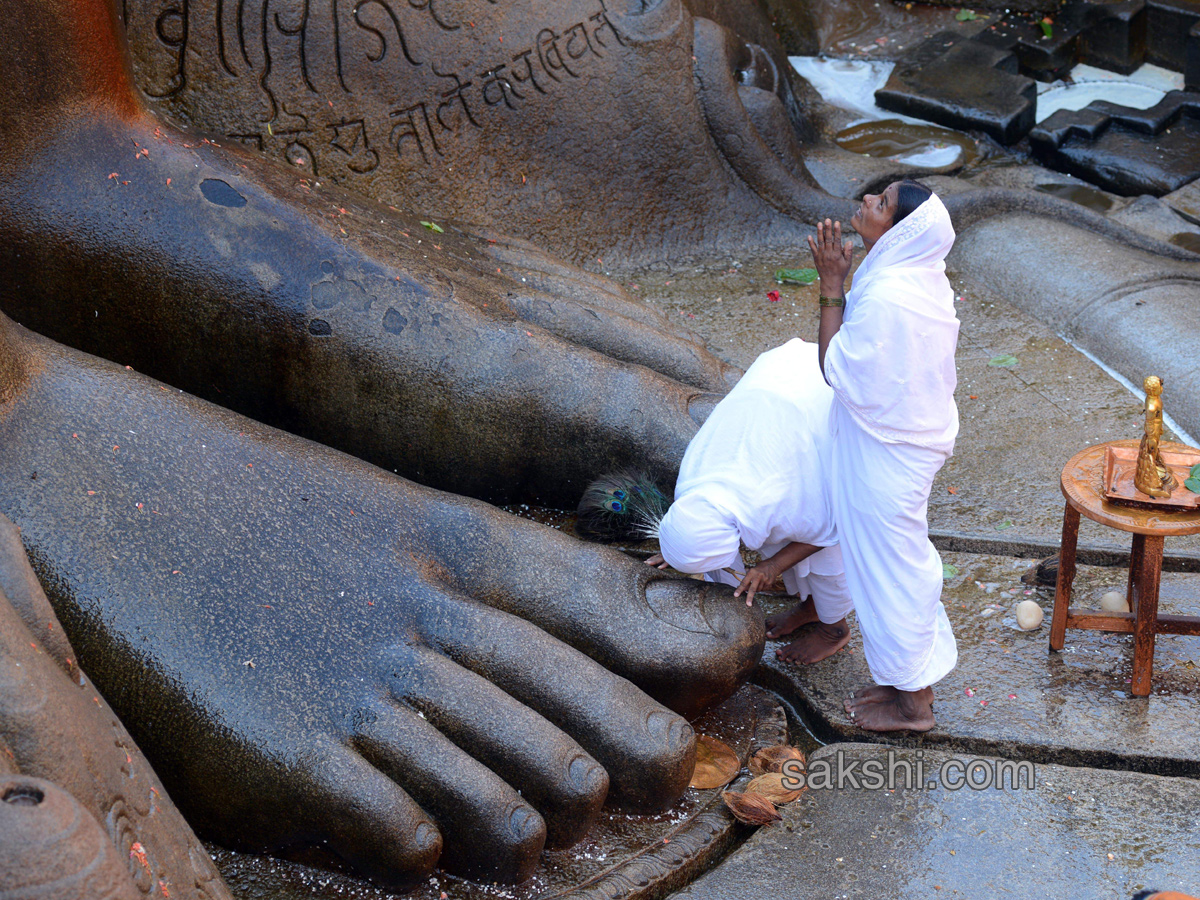 Mahamastakabhisheka of Lord Bahubali at Shravanabelagola - Sakshi7