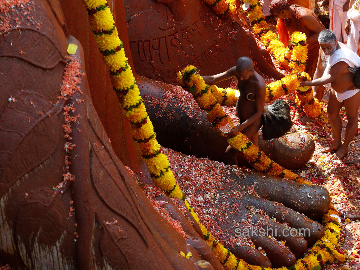 Mahamastakabhisheka of Lord Bahubali at Shravanabelagola - Sakshi11