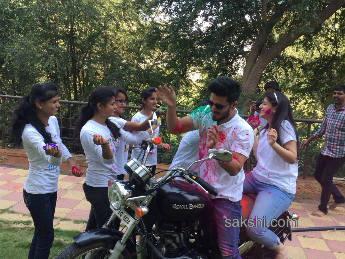 Kirrak Party Team Celebrates Holi Festival - Sakshi2
