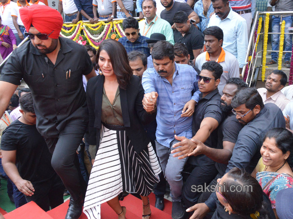Happi mobile showroom launched by Samantha in anantapur - Sakshi1