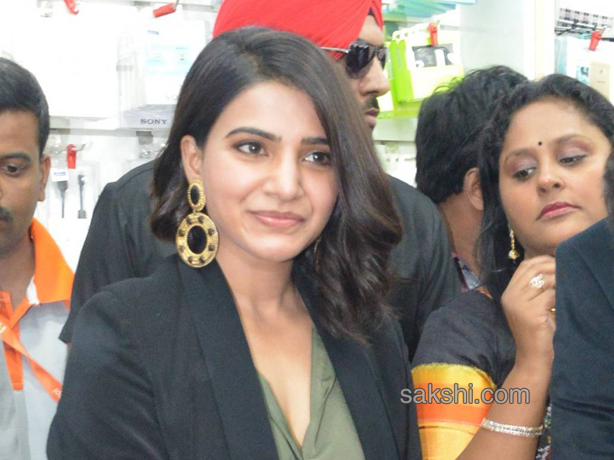 Happi mobile showroom launched by Samantha in anantapur - Sakshi16