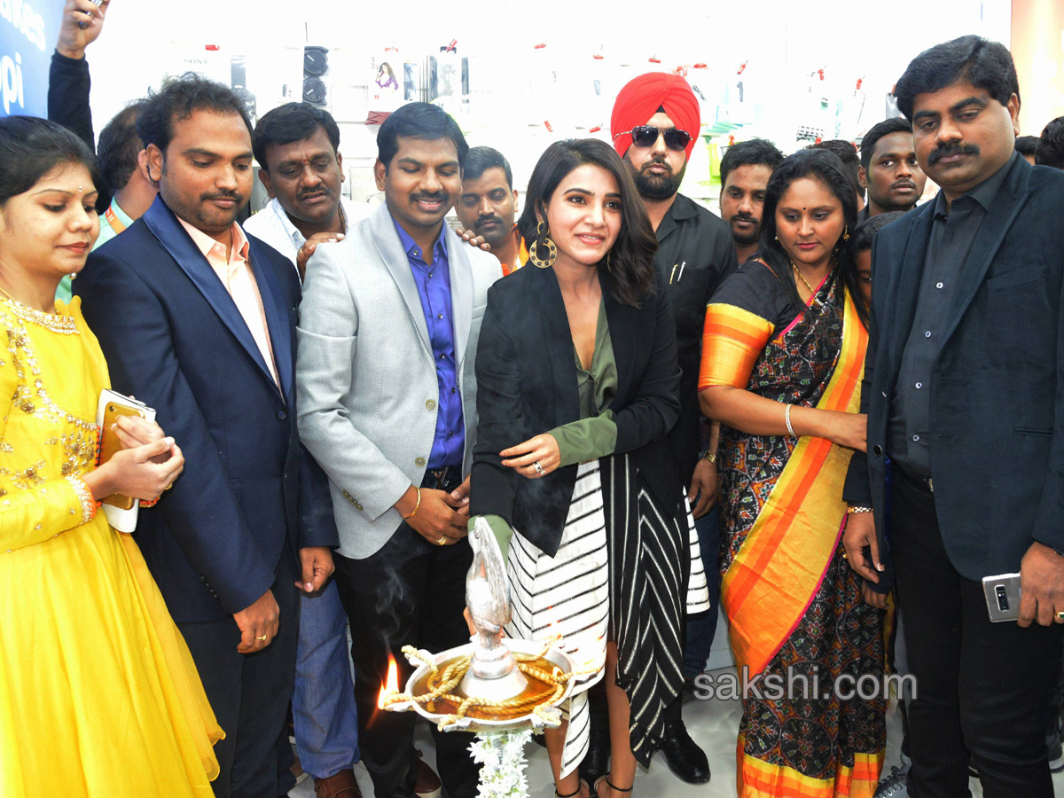 Happi mobile showroom launched by Samantha in anantapur - Sakshi2
