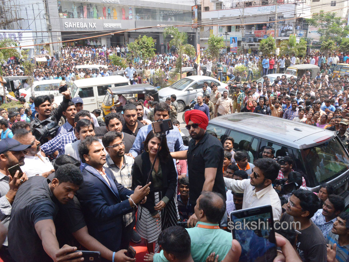 Happi mobile showroom launched by Samantha in anantapur - Sakshi3