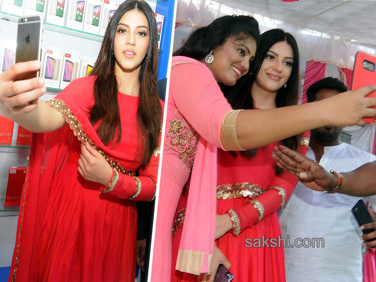 Mehreen Pirzada Openn Cellpoint In ananthapur - Sakshi12