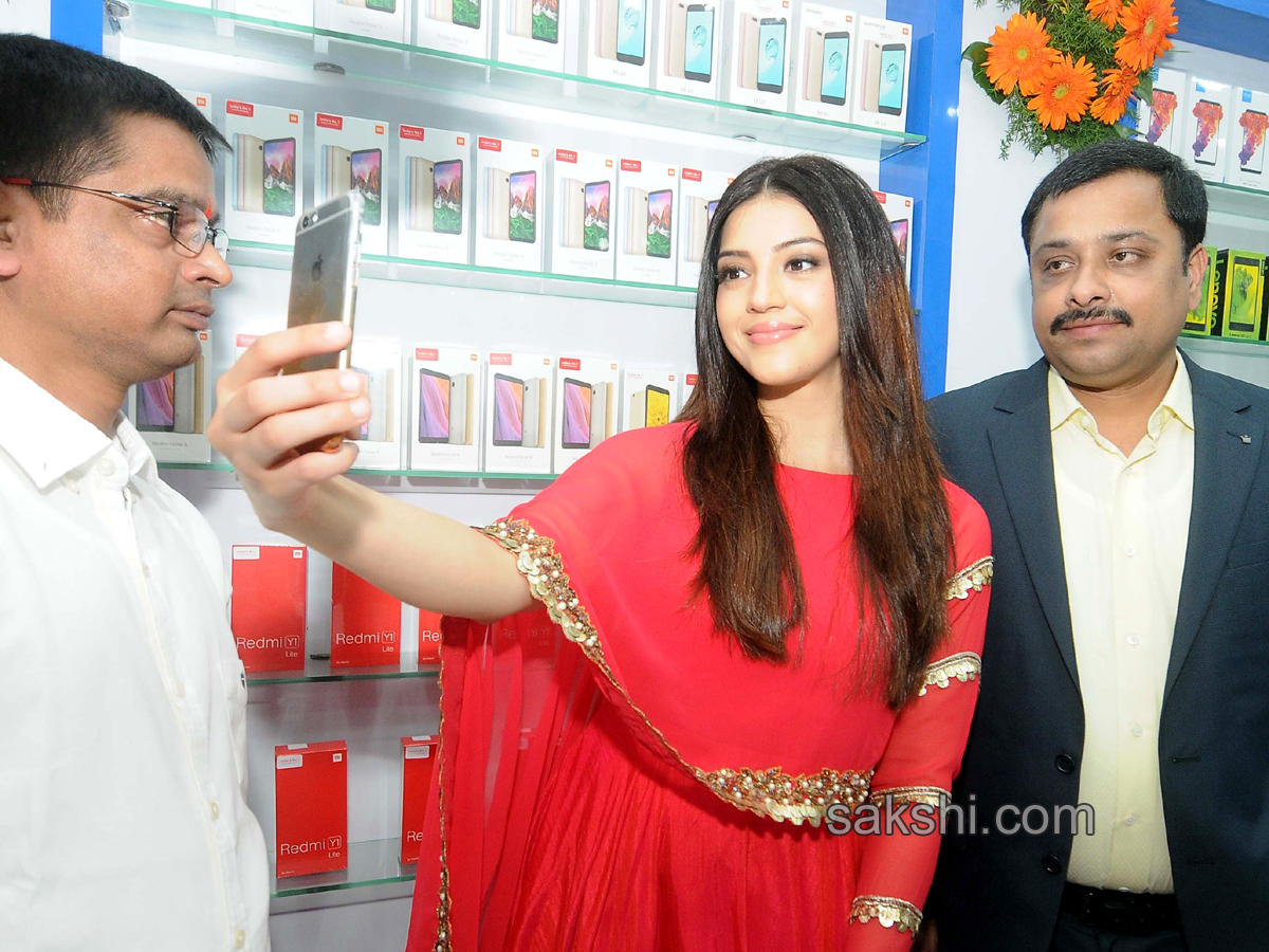 Mehreen Pirzada Openn Cellpoint In ananthapur - Sakshi8
