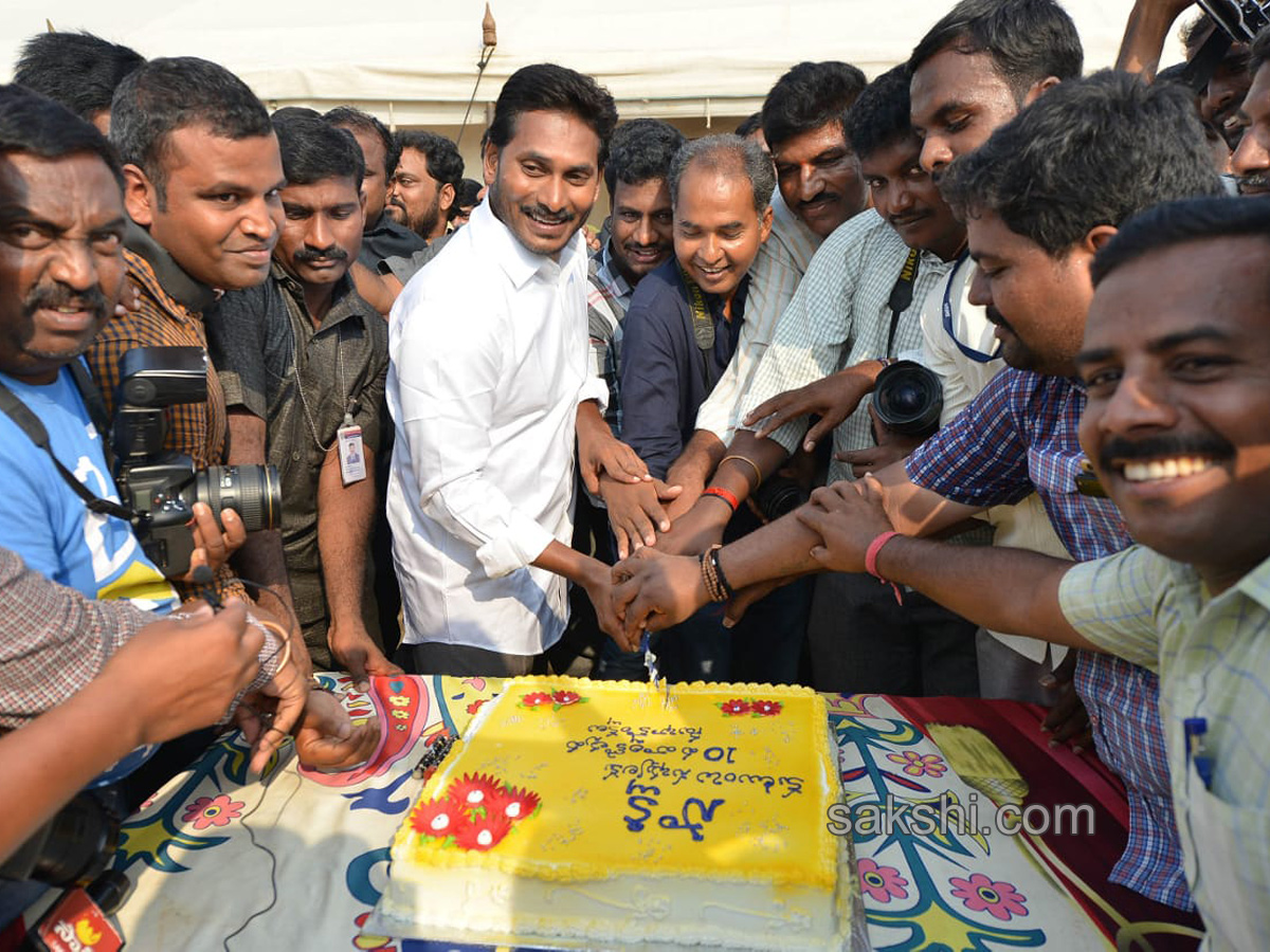 ys jagan mohan reddy cake cutting sakshi 10th anniversary - Sakshi1