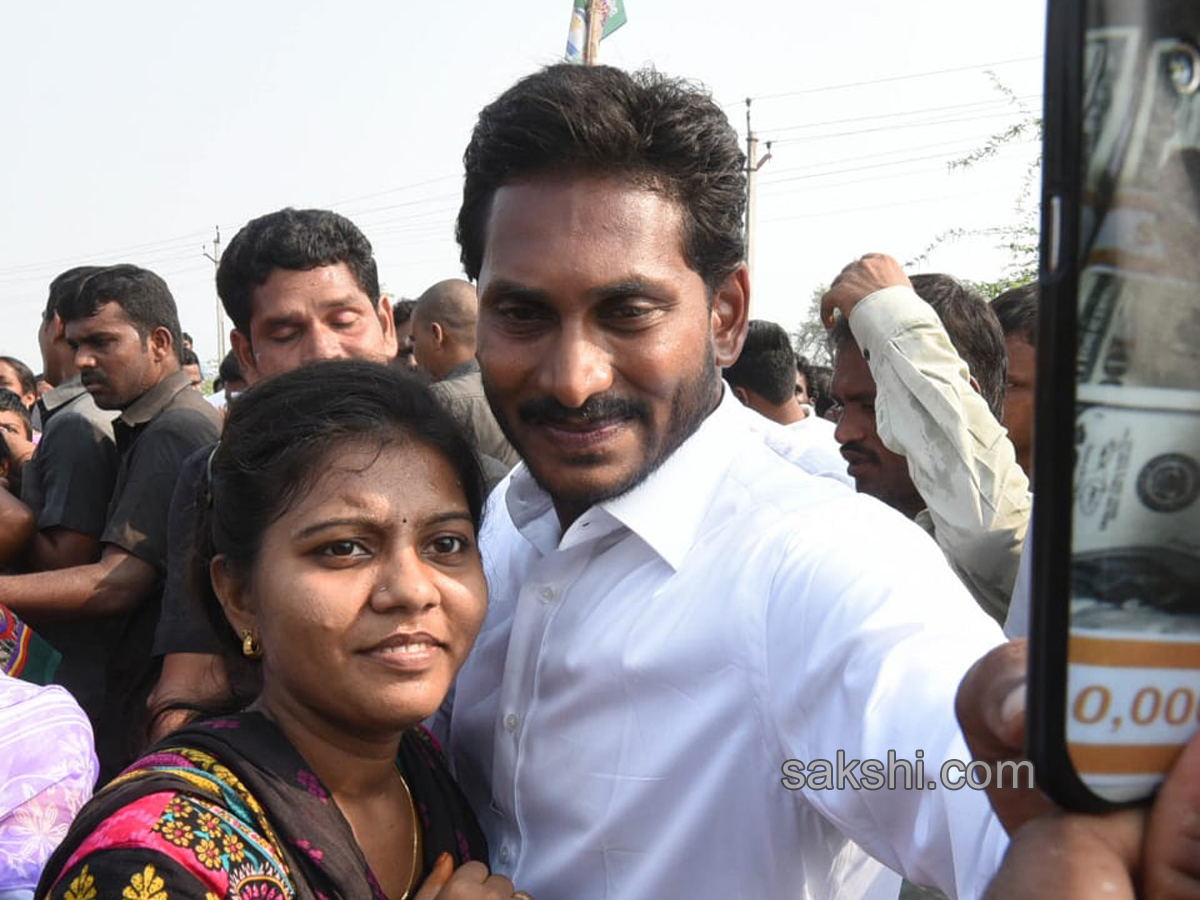 ys jagan mohan reddy cake cutting sakshi 10th anniversary - Sakshi11
